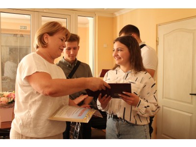 ПРИВІТАННЯ ТА НАГОРОДЖЕННЯ ВІДЗНАКАМИ СТАРОСТ ВИПУСКНИХ ГРУП ПРИВІТАННЯ ТА НАГОРОДЖЕННЯ ВІДЗНАКАМИ СТАРОСТ ВИПУСКНИХ ГРУП