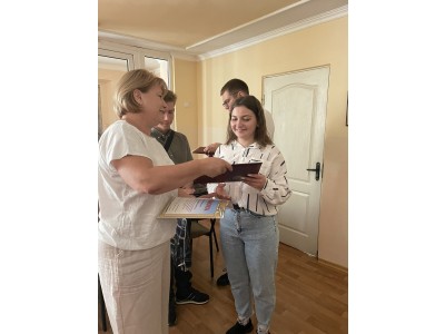 ПРИВІТАННЯ ТА НАГОРОДЖЕННЯ ВІДЗНАКАМИ СТАРОСТ ВИПУСКНИХ ГРУП ПРИВІТАННЯ ТА НАГОРОДЖЕННЯ ВІДЗНАКАМИ СТАРОСТ ВИПУСКНИХ ГРУП