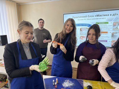 МАЙСТЕР-КЛАС МОВА СОЛОДКОГО ДЕКОРУ: ФОРМИ, КОЛЬОРИ, ІНСТРУМЕНТИ» МАЙСТЕР-КЛАС МОВА СОЛОДКОГО ДЕКОРУ: ФОРМИ, КОЛЬОРИ, ІНСТРУМЕНТИ»