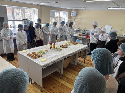 ЯСКРАВИЙ ТА СМАЧНИЙ МАЙСТЕР-КЛАС ДЛЯ АБІТУРІЄНТІВ «BURGER CRAFT: СТВОРЮЙ, ПОЄДНУЙ, СМАКУЙ» ЯСКРАВИЙ ТА СМАЧНИЙ МАЙСТЕР-КЛАС ДЛЯ АБІТУРІЄНТІВ «BURGER CRAFT: СТВОРЮЙ, ПОЄДНУЙ, СМАКУЙ»