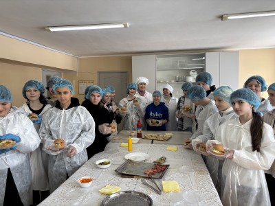 ЯСКРАВИЙ ТА СМАЧНИЙ МАЙСТЕР-КЛАС ДЛЯ АБІТУРІЄНТІВ «BURGER CRAFT: СТВОРЮЙ, ПОЄДНУЙ, СМАКУЙ» ЯСКРАВИЙ ТА СМАЧНИЙ МАЙСТЕР-КЛАС ДЛЯ АБІТУРІЄНТІВ «BURGER CRAFT: СТВОРЮЙ, ПОЄДНУЙ, СМАКУЙ»