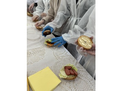 ЯСКРАВИЙ ТА СМАЧНИЙ МАЙСТЕР-КЛАС ДЛЯ АБІТУРІЄНТІВ «BURGER CRAFT: СТВОРЮЙ, ПОЄДНУЙ, СМАКУЙ» ЯСКРАВИЙ ТА СМАЧНИЙ МАЙСТЕР-КЛАС ДЛЯ АБІТУРІЄНТІВ «BURGER CRAFT: СТВОРЮЙ, ПОЄДНУЙ, СМАКУЙ»