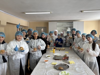 ЯСКРАВИЙ ТА СМАЧНИЙ МАЙСТЕР-КЛАС ДЛЯ АБІТУРІЄНТІВ «BURGER CRAFT: СТВОРЮЙ, ПОЄДНУЙ, СМАКУЙ» ЯСКРАВИЙ ТА СМАЧНИЙ МАЙСТЕР-КЛАС ДЛЯ АБІТУРІЄНТІВ «BURGER CRAFT: СТВОРЮЙ, ПОЄДНУЙ, СМАКУЙ»