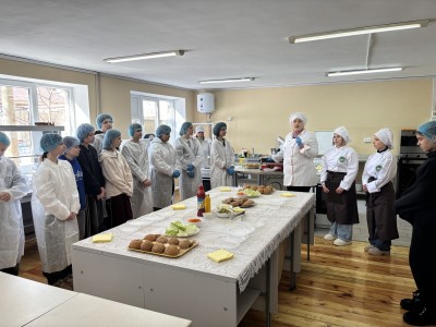 ЯСКРАВИЙ ТА СМАЧНИЙ МАЙСТЕР-КЛАС ДЛЯ АБІТУРІЄНТІВ «BURGER CRAFT: СТВОРЮЙ, ПОЄДНУЙ, СМАКУЙ» ЯСКРАВИЙ ТА СМАЧНИЙ МАЙСТЕР-КЛАС ДЛЯ АБІТУРІЄНТІВ «BURGER CRAFT: СТВОРЮЙ, ПОЄДНУЙ, СМАКУЙ»