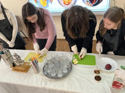 КОКТЕЙЛЬ-ПАТІ ДЛЯ МАЙБУТНІХ СТУДЕНТІВ: ЯСКРАВИЙ МАЙСТЕР-КЛАС У КОЛЕДЖІ