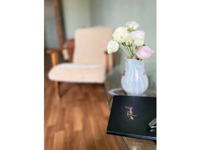 Кожному хочеться мати кого-небудь, кому можна було б розповісти про болі в лівому плечі або про те, як швидко зношуються лаковані туфлі, коли на них з&#039;являються тріщини.